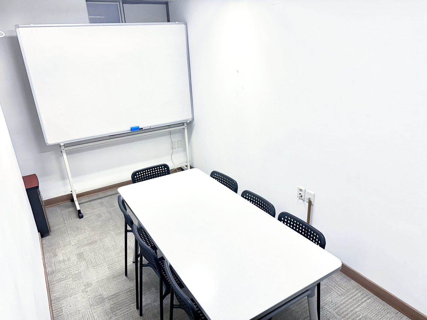 그룹실 — TV 대형 모니터 회의실